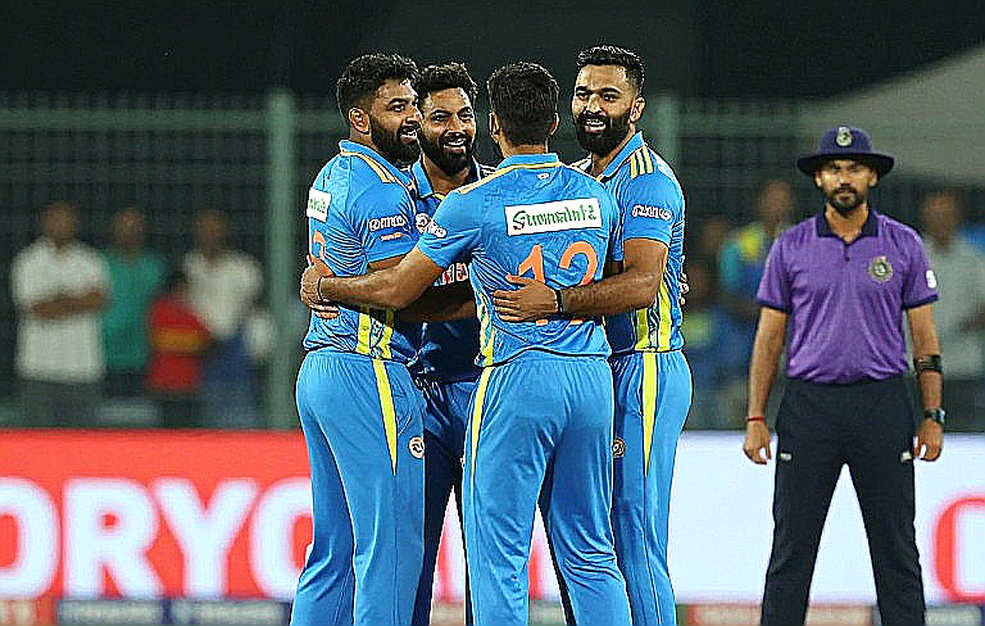 নিলামের বড় টাকা যেখানে যায় না: টি-টোয়েন্টির মাঝের ন'ওভার কেন বাজারে সবচেয়ে কম দামে বিক্রি হয়